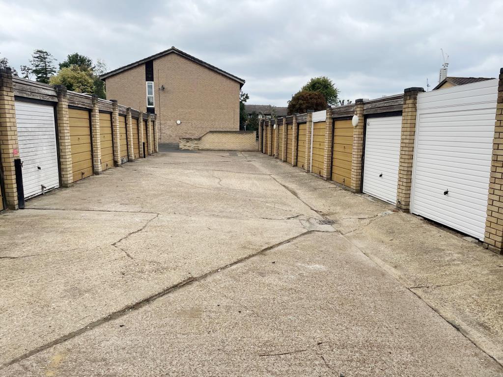Lot: 88 - 17 LEASEHOLD LOCK-UP GARAGES PRODUCING APPROX. £21,000 PER ANNUM -